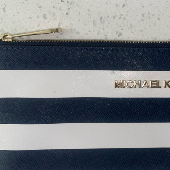 MICHAEL KORS large striped wristlet - Picture 6 of 8